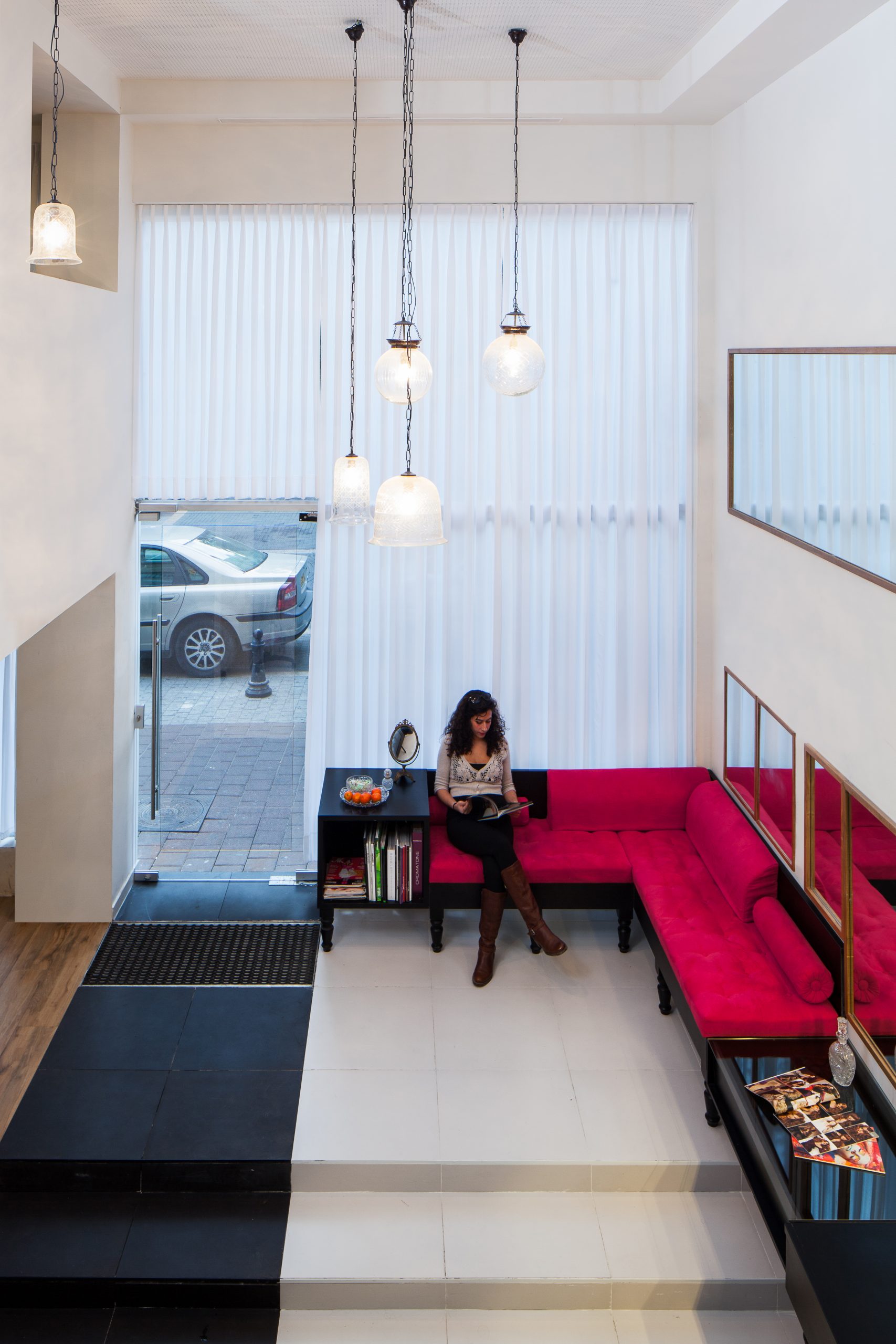 נגרות בהתאמה אישית - ספת המתנה בכניסה